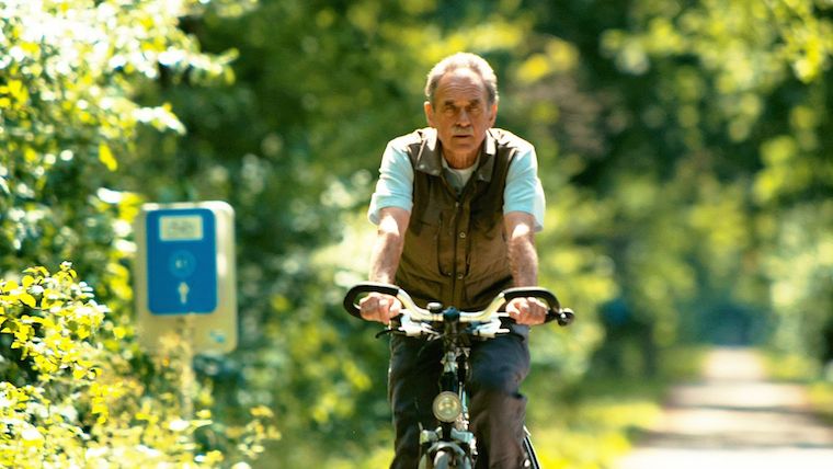 Hugo Bollen rides a bike in nature